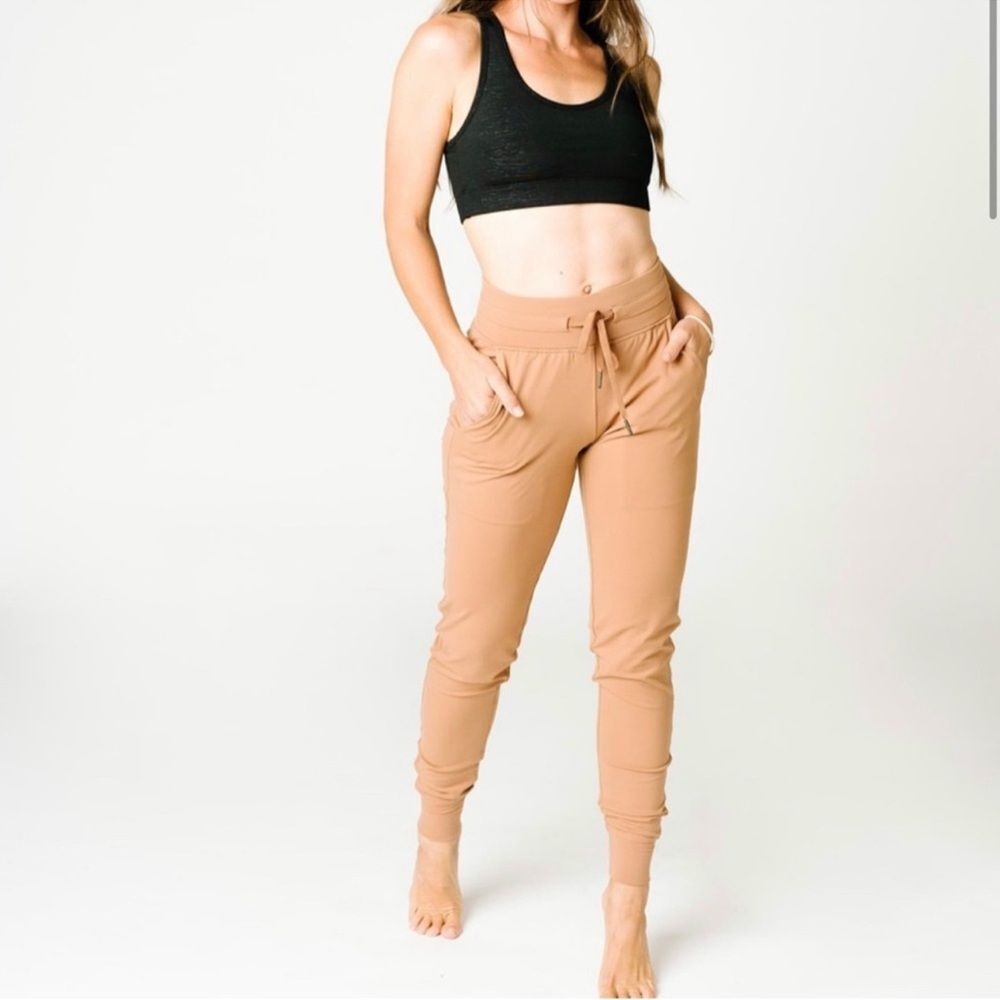 ZYIA Ascend Jogger Camel pants size Small